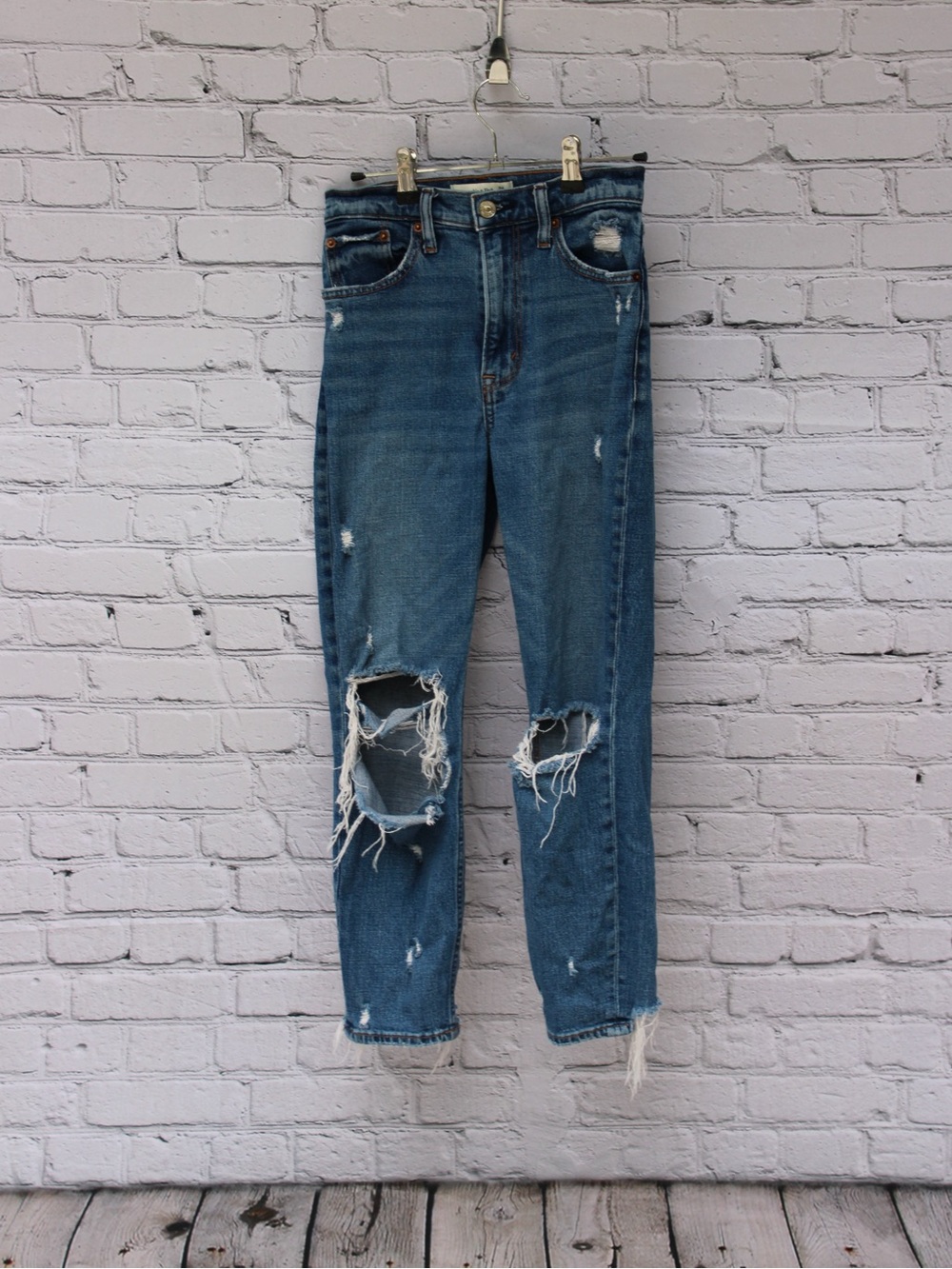 Abercrombie & Fitch The Mom High Rise Distressed Jeans 24/00